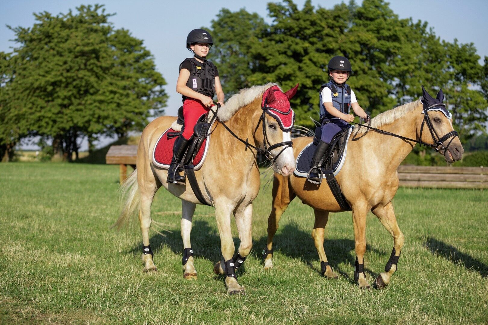 Kinder mit Sicherheitswesten auf Pferden